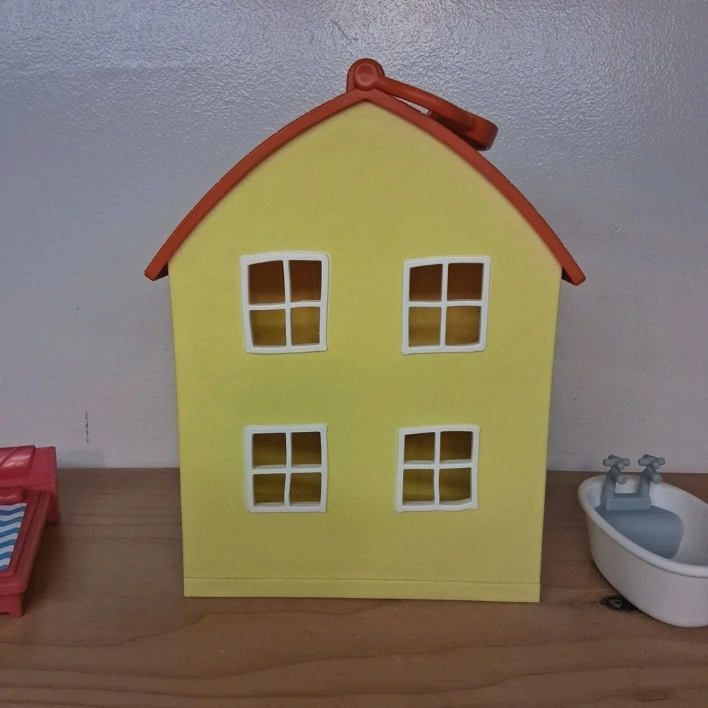Peppa Pig Folding Fold N Go Deluxe Yellow House Play Set‎ + Fugures Accessories